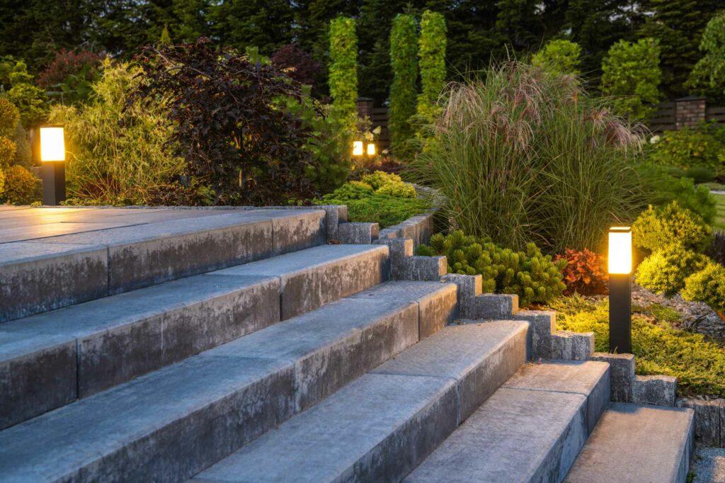 Eclairage d'un escalier maçonné dans un jardin