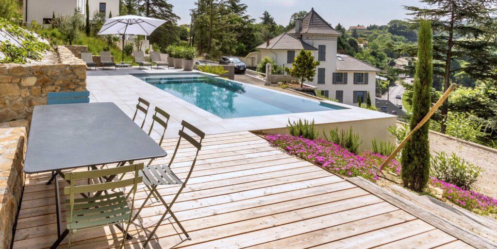 Terrasse et piscine à débordement à Clonas sur Vareze